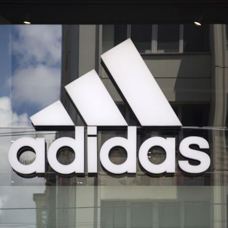 Trải nghiệm mua sắm tại showroom ảo Adidas